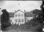 Kvinnor framför bostadshus, Östhammar, Uppland