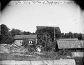 Bostadshus, ekonomibyggnad och fåglar på taket, Kyrkogatan, Öregrund, Uppland