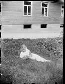 Flicka ligger i gräset, Östhammar, Uppland
