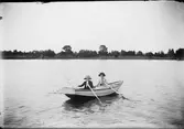 Kvinnor ror en eka, Östhammar, Uppland