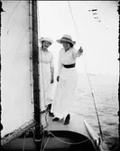 Kvinnor på segelbåt, Östhammar, Uppland