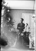 Ruth Skötsner vid julgranen i hemmet, Östhammar, Uppland