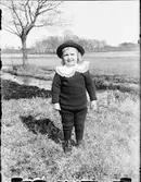 Flicka i hatt, Östhammar, Uppland