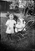 Tre flickor i trädgård, Östhammar, Uppland