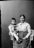 Ateljéporträtt - kvinna och pojke, Östhammar, Uppland