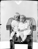 Ateljéporträtt - två barn, Östhammar, Uppland