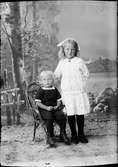 Ateljéporträtt - syskonen Ahlund från Långalma, Uppland 1919