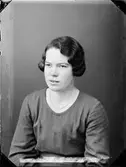 Ateljéporträtt - Signe Jansson från Gunbyle, Hökhuvud socken, Uppland 1936