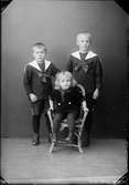 Barnporträtt - tre pojkar, Östhammar, Uppland