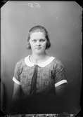 Esther Lundmark från Sund, Börstil socken,  Uppland 1925