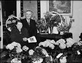 Grupporträtt i bostadsmiljö, Östhammar, Uppland 1952