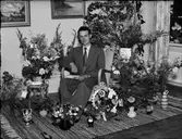 Man omgiven av blommor, Östhammar, Uppland