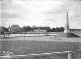 Stångebromonumentet vid Stångåns östra strand i Linköping. Invigt 1898 till minne av stångebroslaget 1598. I bakgrunden Linköpings hamn som fått besök av S/S Wisingsö som trafikerade ångbåtsleden Jönköping-Stockholm och Brokind. Det sistnämnd fartyget trafikerade Kinda kanal under åren 1878-1903.