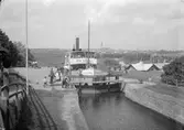 Passagerarfartyget Nya Kinda i Tannefors sluss för vidare färd söderut mot Horn. I fonden Linköping. Fartyget var byggt på Mälarvarvet 1896 och sattes i trafik mellan Linköping och Horn redan samma år. Hon kom att trafikera Kinda kanal till 1912, då hon flyttades till Torne älv genom köp av Ångbåts AB Seskarö i Haparanda.