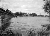 Vy mot Linköping hamn år 1900. I hamnen ligger S/S Wisingsö som trafikerade ångbåtsleden Jönköping-Stockholm.