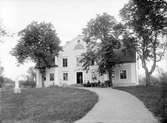 Stjärnevik säteri 1904. Vid tiden för bilden ägdes gården av Riddarhuset men arrenderades av Adolf Ludvig Edvard Nelzén, född i Loftahammar 1854. Möjligtvis är han mannen i dörröppningen.