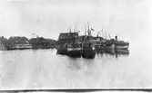 Bärgning av S/S Per Brahe utanför Hästholmen i Vättern. Till vänster ligger ångfartyget Visingsborg-Visingsö och till höger Svedudden.