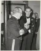 2 militärer i samspråk