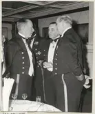 3 militärer i samspråk