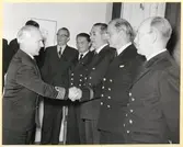 Civil hälsar på militär