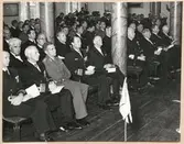 Militärer och civila i sal