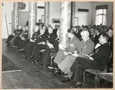 Militära och civila i sal