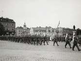 Militärer march på torget.