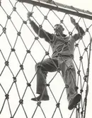 Man klättrar i nät.