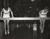 Män står på en bom.