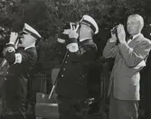 Militär med kikare.