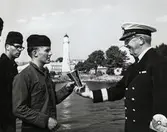 Mottager pris av amiral.