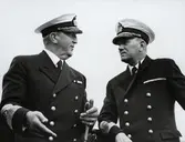 2 militärer i samspråk.