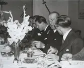 Militärer vid middagsbord.