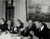 Militärer på middag.