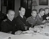 Militärer vid middagsbord.