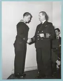 Militär hälsar på sjömän