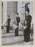 3 sjömän med trummor