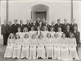 Konfirmation. I mitten längst bak står prästen Österberg. Från vänster sittande: Alice Andersson, Marianne Johansson, Anna, Kerstin Karlsson, ?, Birgit Larsson, Herdis Johansson, Elsie Johansson, Märta Andersson. 2:a raden: Evy Karlsson, Elsa Nilsson, Evy Nilsson, Ella Gustavsson, Helny Johansson, Elsy Andersson, Birgit Börjesson, Janne Karlsson, Gunnar Bengtsson. 3:e raden: Bror, ?, Arvid Johansson, Sven Gustavsson, Arne Johansson, ?, Sune, Åke Larsson, Gösta Svensson, Karl Erik, Helge Johansson, ?, 4:e raden: John Arne Johansson, Rune Svensson.