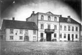 Hallénska huset, klart till häften. Andra delen byggdes 1881.