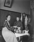 Två kvinnor som dricker kaffe.