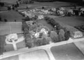 Flygfoto över Bredaryd i Värnamo kommun. Nr. H. 1884. I förgrunden ser man Lundagården år 1946.