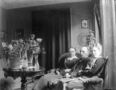 Mimmi och Ebbe Stenbäck i sitt hem med okänd kvinna.