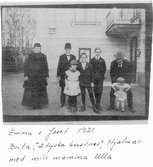 Emma och Josef Bauer vid fädernegården i Ebenhausen bei Kissingen i Tyskland, tillsammans med Brita, två kusiner, Hjalmar och Ulla.