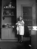 Flicka som torkar disk