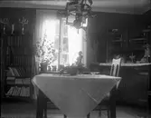 Interiör med figurin.