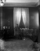 Man och kvinna i en salong.