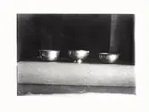 Stilleben. Tre metallskålar uppställda på rad, en med låg fot.