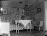 Salong med porträtt.