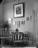 Tavla med kvinna som spelar sitra.