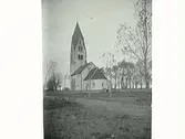 Stånga kyrka på Gotland, sedd från koret, muromgärdad.